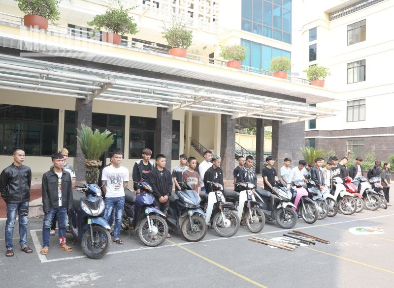 Cơ quan cảnh sát điều tra, Công an thành phố Sơn La đã thi hành các quyết định khởi tố 3 vụ án, khởi tố 38 bị can và lệnh bắt tạm giam các đối tượng về hành vi “Gây rối trật tự công cộng” và “Cố ý gây thương tích”.