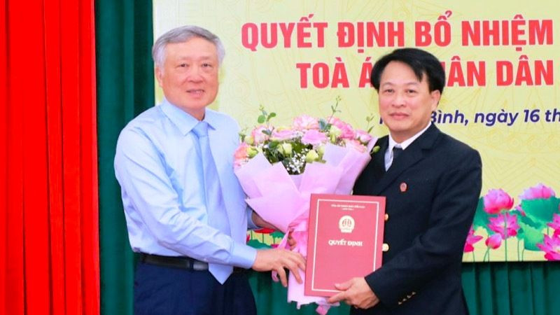 Đồng chí Nguyễn Hòa Bình, Chánh án Tòa án nhân dân tối cao trao Quyết định bổ nhiệm chức vụ Chánh án Tòa án nhân dân tỉnh Ninh Bình cho đồng chí Nguyễn Xuân Sơn. (Ảnh: ĐỨC LAM)