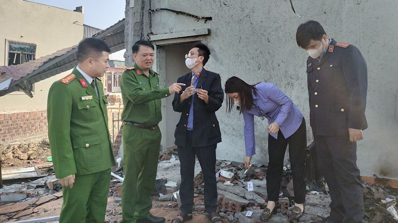 Lực lượng chức năng khám nghiệm hiện trường vụ cháy nổ. (Ảnh: VĂN LÚA)