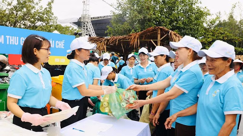 Hội viên phụ nữ tích cực tham gia đổi rác thải lấy quà tại Chương trình "Phiên chợ xanh-bảo vệ môi trường nông thôn" tổ chức tại Khu du lịch Tam Cốc. (Ảnh: ĐỨC LAM)