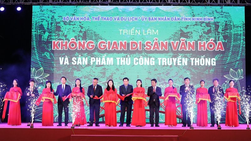Các đại biểu cắt băng khai mạc Triển lãm “Không gian Di sản văn hóa và sản phẩm thủ công truyền thống”. (Ảnh: XUÂN TRƯỜNG)