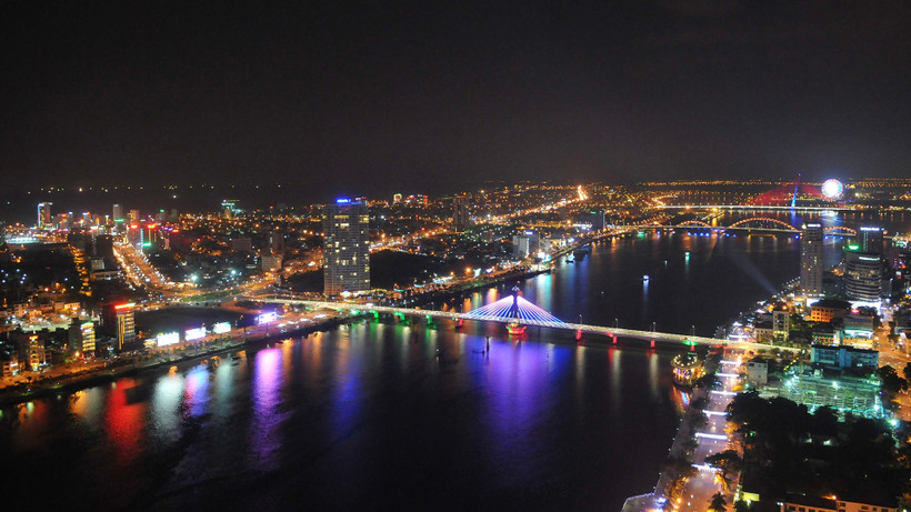 Ứng dụng công nghệ mới để kiểm soát phát thải trong hoạt động chiếu sáng đô thị là yếu tố quan trọng kiến tạo đô thị xanh cho tương lai. (Ảnh ĐĂNG KHOA)