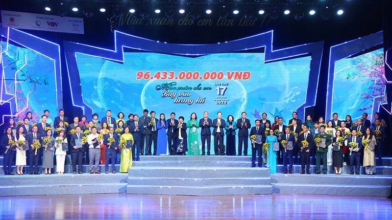 Phó Chủ tịch nước Võ Thị Ánh Xuân và các đại biểu dự chương trình “Mùa xuân cho em” lần thứ 17. (Ảnh: Molisa)