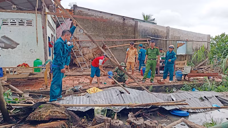 Cán bộ, chiến sĩ tích cực hỗ trợ người dân khắc phục hậu quả do mưa dông, lốc xoáy gây ra. (Ảnh: PHƯƠNG VŨ).