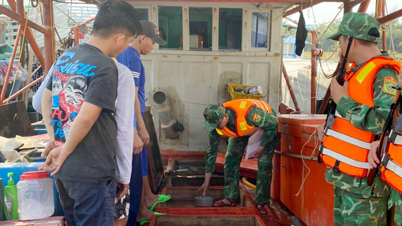 Lực lượng Bộ đội Biên phòng kiểm tra tàu cá.