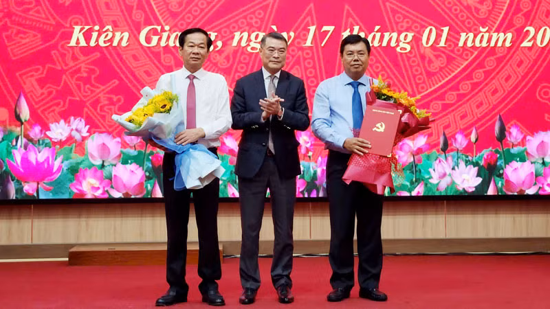 Đồng chí Lê Minh Hưng, Ủy viên Bộ Chính trị, Bí thư Trung ương Đảng, Trưởng Ban Tổ chức Trung ương tặng hoa chúc mừng đồng chí Đỗ Thanh Bình (bên trái) và đồng chí Nguyễn Tiến Hải (bên phải).