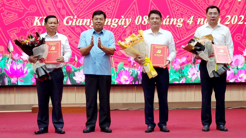 Ủy viên Trung ương Đảng, Bí thư Tỉnh ủy Kiên Giang Nguyễn Tiến Hải (thứ hai, từ trái qua) trao các quyết định của Ban Bí thư về công tác cán bộ. (Ảnh: QUỐC TRINH).