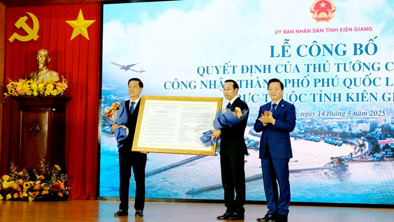 Phó Thủ tướng Chính phủ Trần Hồng Hà trao Quyết định của Thủ tướng Chính phủ về việc công nhận thành phố Phú Quốc là đô thị loại I cho lãnh đạo thành phố Phú Quốc và tỉnh Kiên Giang.