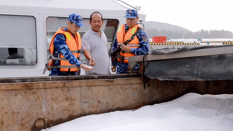 Lực lượng chức năng Bộ Tư lệnh Vùng Cảnh sát biển 4 kiểm tra hàng hóa vi phạm trên sà lan KG-58069.