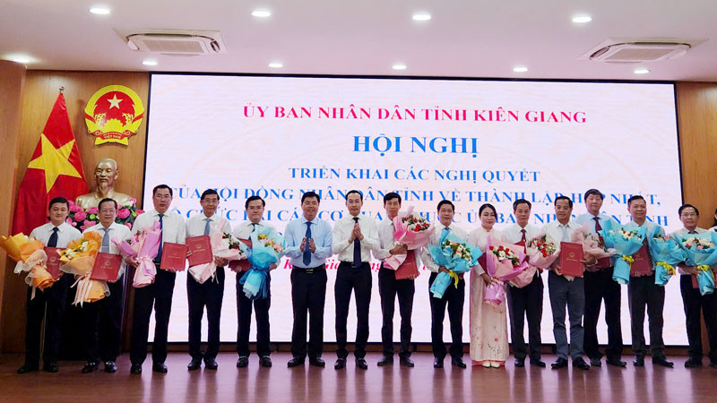Lãnh đạo tỉnh Kiên Giang trao các quyết định về thành lập, hợp nhất, tổ chức lại các cơ quan thuộc Ủy ban nhân dân tỉnh và công bố các quyết định về công tác cán bộ.
