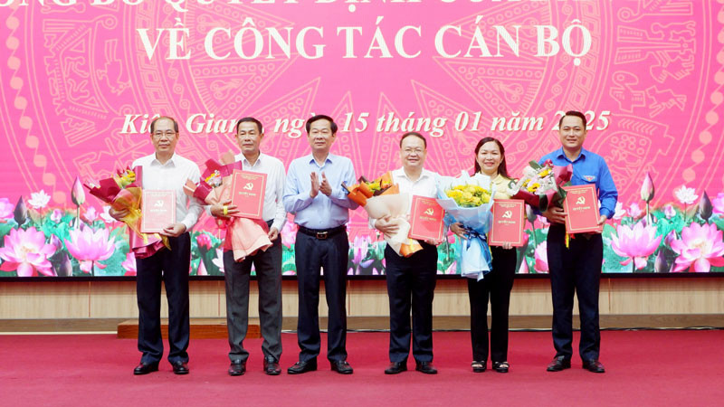 Bí thư Tỉnh ủy Kiên Giang Đỗ Thanh Bình trao quyết định của Ban Bí thư Trung ương Đảng cho các đồng chí Ủy viên Ban Chấp hành Đảng bộ tỉnh Kiên Giang.