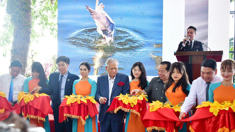 Nghi thức cắt băng khai mạc triển lãm. 
