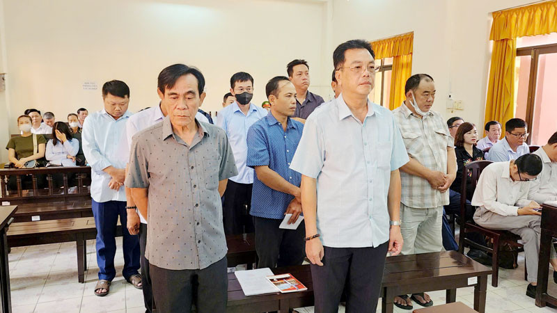 Các bị cáo tại phiên tòa ngày 17/2. 