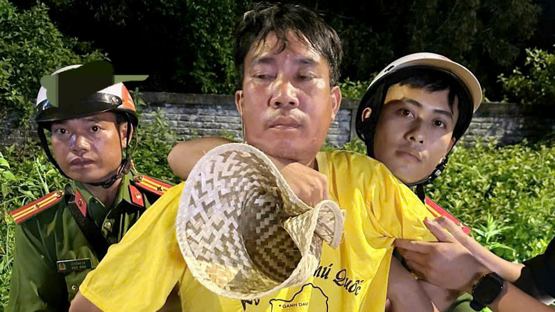 Công an bắt đối tượng Hòa. (Ảnh: Công an Kiên Giang cung cấp) 