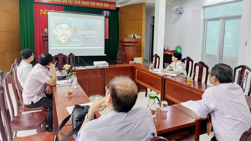 Đại biểu và phóng viên các cơ quan báo chí xem đoạn giới thiệu trưng bày hình ảnh, tư liệu về lịch sử hình thành và phát triển của tỉnh Kiên Giang. 