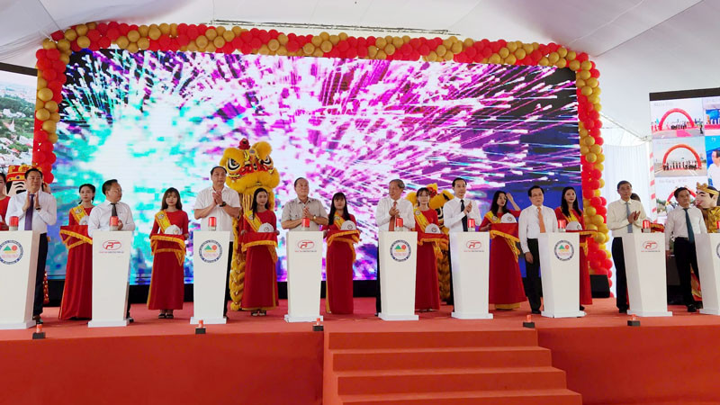 Đại biểu thực hiện nghi thức khởi công Dự án đầu tư xây dựng cầu Giải phóng 9. 