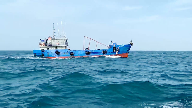 Tàu cá mang số hiệu BV 99889 TS chở khoảng 100.000 lít dầu DO không có giấy tờ chứng minh nguồn gốc hợp pháp của hàng hóa. 