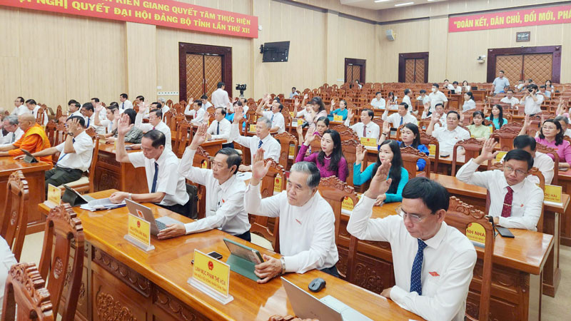 Đại biểu Hội đồng nhân dân tỉnh Kiên Giang biểu quyết thông qua các nghị quyết thống nhất chủ trương hợp nhất tỉnh An Giang và tỉnh Kiên Giang.