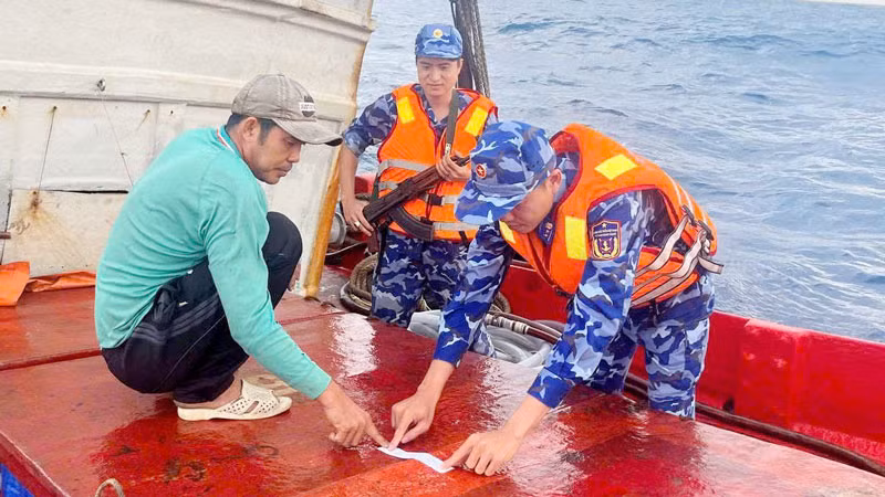 Lực lượng chức năng Bộ Tư lệnh Vùng Cảnh sát biển 4 niêm phong hàng hóa vi phạm. 