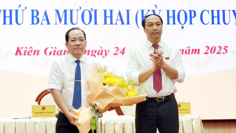 Chủ tịch Hội đồng nhân dân tỉnh Kiên Giang Lâm Minh Thành tặng hoa chúc mừng tân Phó Chủ tịch Ủy ban nhân dân tỉnh Kiên Giang Nguyễn Thanh Phong.