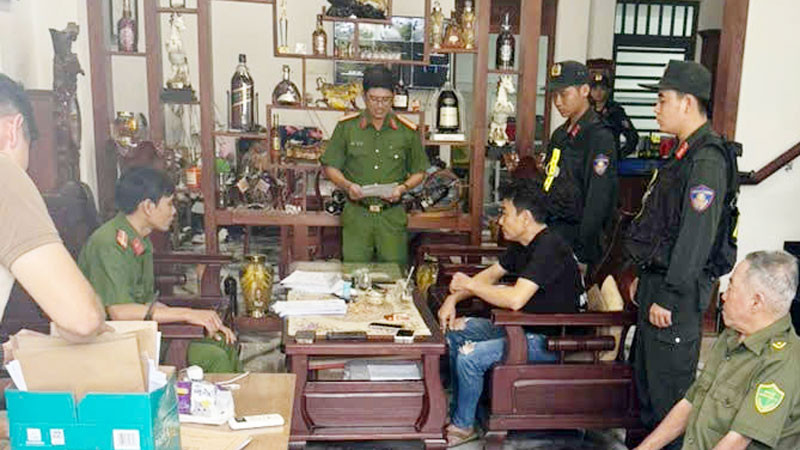 Lực lượng Công an thi hành lệnh bắt quả tang, khám xét khẩn cấp nơi ở của đối tượng Nguyễn Đăng Khoa (đối tượng cầm đầu đường dây đánh bạc). (Ảnh: HOÀNG ĐÔ).