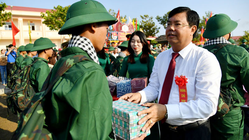 Ủy viên Trung ương Đảng, Bí thư Tỉnh ủy Kiên Giang Nguyễn Tiến Hải tặng quà, động viên thanh niên nhập ngũ. (Ảnh: PHƯƠNG VŨ)