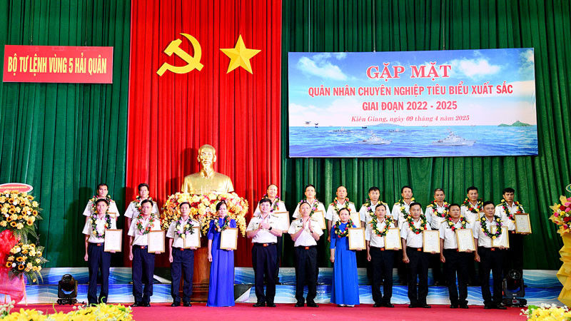 Thủ trưởng Bộ Tư lệnh Vùng 5 Hải quân trao giấy chứng nhận cho các đồng chí đạt danh hiệu quân nhân chuyên nghiệp tiêu biểu xuất sắc giai đoạn 2022-2025. (Ảnh: KIÊN ĐỊNH)
