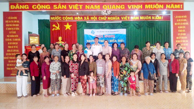 Báo cáo viên Bộ Tư lệnh Vùng 5 Hải quân tuyên truyền biển, đảo năm 2025 tại xã Vĩnh Hòa Hiệp, huyện Châu Thành, tỉnh Kiên Giang.