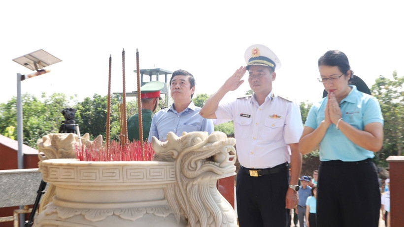 Đoàn công tác tổ chức dâng hương tại Đài tưởng niệm các anh hùng liệt sỹ huyện đảo Cồn Cỏ.
