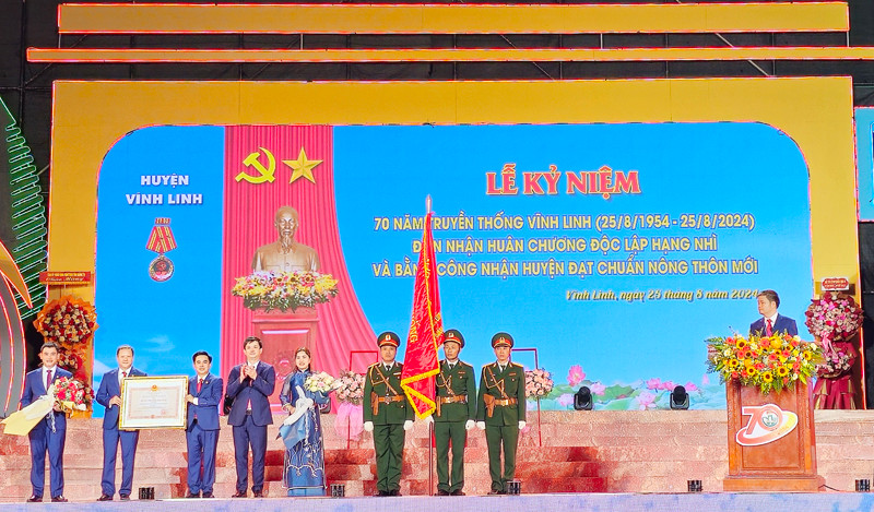 Bí thư Tỉnh ủy Quảng Trị Lê Quang Tùng trao Huân chương Độc lập hạng Nhì và Bằng công nhận huyện đạt chuẩn nông thôn mới cho huyện Vĩnh Linh.