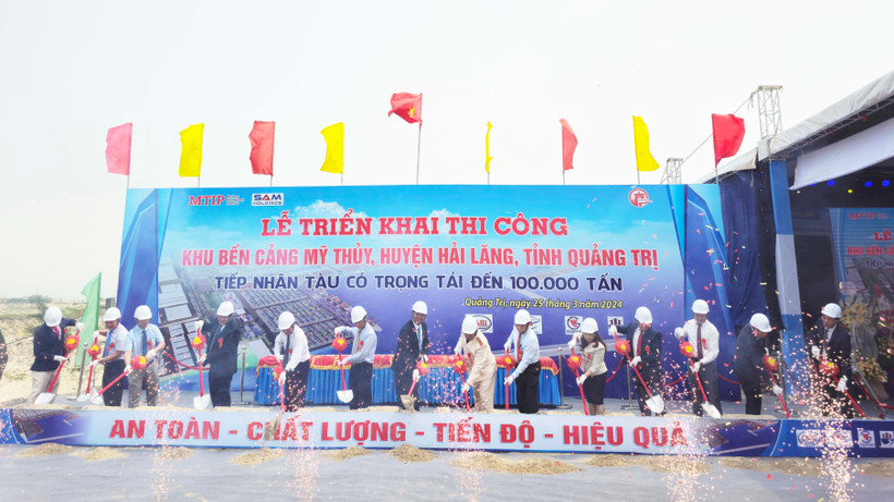 Thực hiện nghi thức khởi công Khu bến cảng Mỹ Thủy.