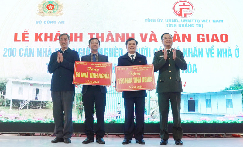Thứ trưởng Công an Phạm Thế Tùng và Phó Bí thư Thường trực Tỉnh ủy, Chủ tịch Hội đồng nhân dân tỉnh Quảng Trị Nguyễn Đăng Quang trao bảng tượng cho đại điện lãnh đạo huyện Hướng Hóa và Đakrông.
