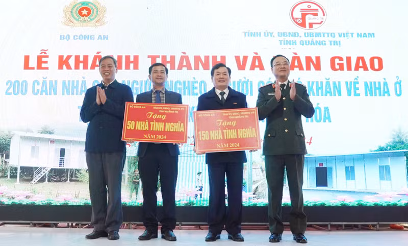 Thứ trưởng Công an Phạm Thế Tùng và Phó Bí thư Thường trực Tỉnh ủy, Chủ tịch Hội đồng nhân dân tỉnh Quảng Trị Nguyễn Đăng Quang trao bảng tượng cho đại điện lãnh đạo huyện Hướng Hóa và Đakrông.