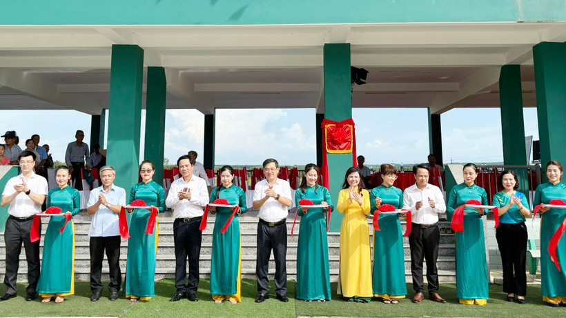 Lãnh đạo BIDV và tỉnh Quảng Trị cắt băng khánh thành, bàn giao Nhà văn hóa cộng đồng tránh lũ cho thôn Vĩnh An.