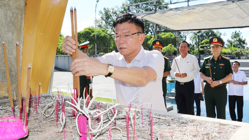 Phó Thủ tướng Lê Thành Long và lãnh đạo tỉnh Quảng Trị dâng hương tại Nghĩa trang Liệt sĩ quốc gia Đường 9.