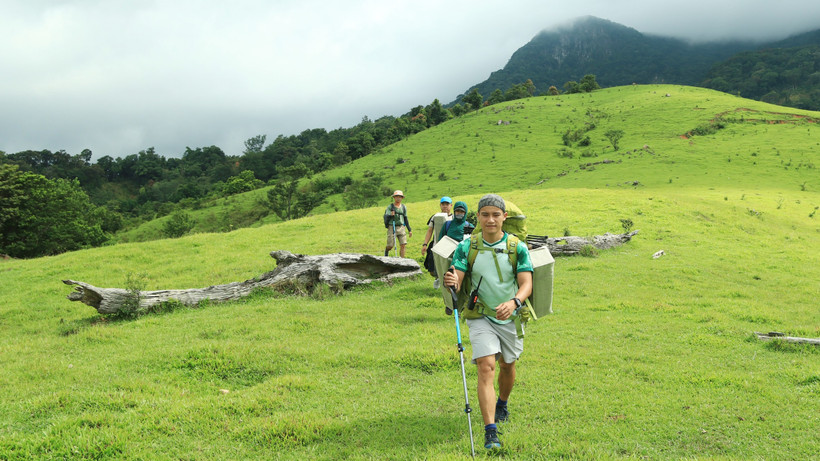 Du khách dã ngoại tại đồi cỏ Xa Reng, đẹp bậc nhất miền tây Quảng Trị.