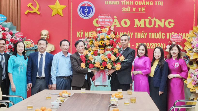 Phó Bí thư Thường trực Tỉnh ủy, Chủ tịch HĐND tỉnh Quảng Trị Nguyễn Đăng Quang thăm, tặng hoa chúc mừng Sở Y tế.