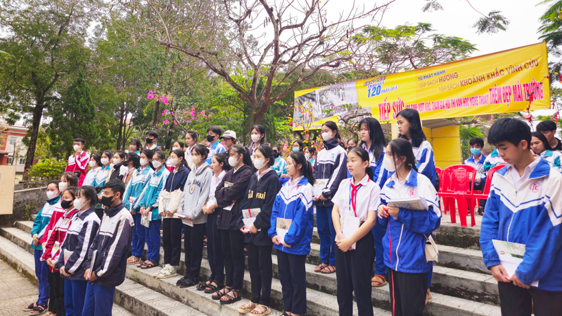 Xúc động với hơn 30 học sinh có hoàn cảnh mồ côi đến với chương trình ý nghĩa.