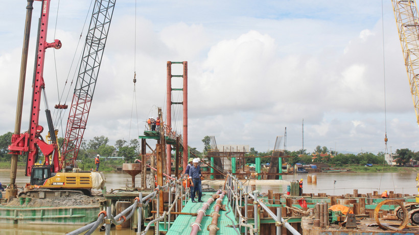 Thi công công trình cầu Thạch Hãn 1 nối thành phố Đông Hà với huyện Triệu Phong ( Quảng Trị) thuộc Dự án đường ven biển nối hành lang kinh tế đông tây.