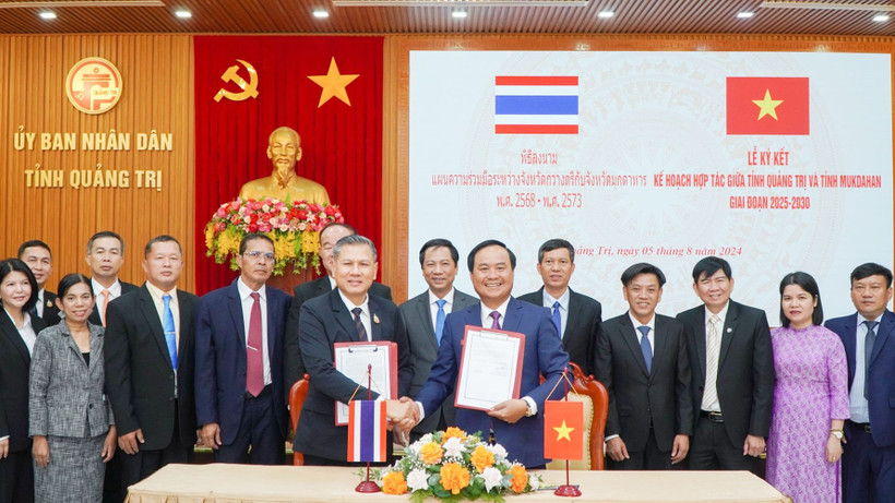 Lãnh đạo hai tỉnh Quảng Trị và Mukdahan ký kết Kế hoạch hợp tác giai đoạn 2025-2030. 