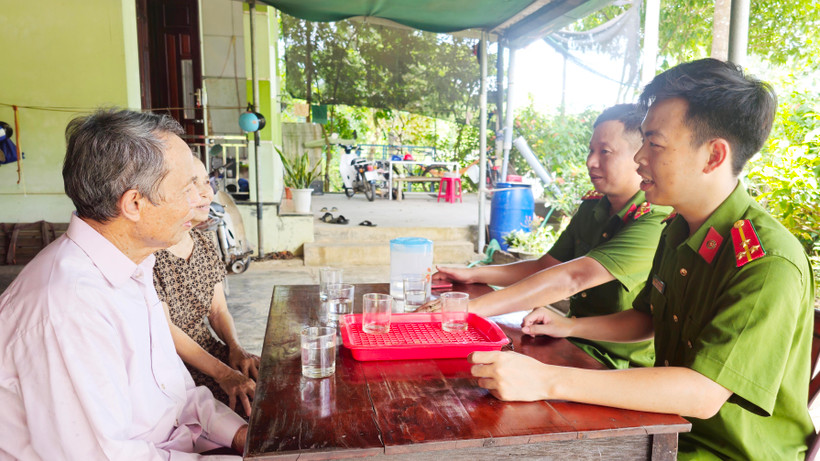 Thượng úy Nguyễn Đăng Thiện cùng đồng đội trao đổi với ông Lê Dục về kết quả mô hình phòng ngừa, giáo dục người chưa thành niên vi phạm pháp luật. 