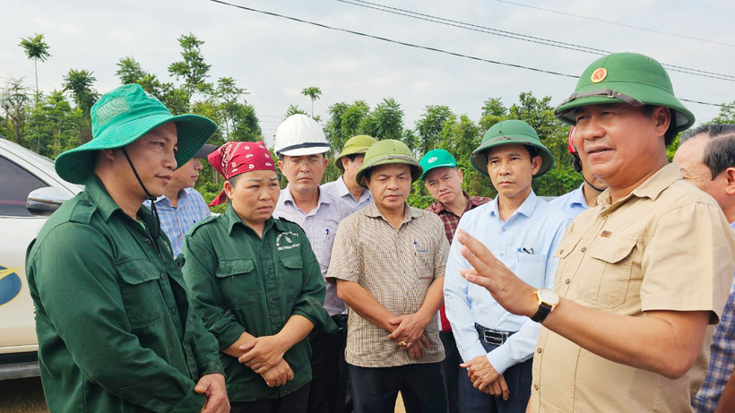 Đồng chí Võ Văn Hưng động viên các hộ dân trên địa bàn xã Gio An, huyện Gio Linh sớm bàn giao mặt bằng, xây dựng nhà cửa ổn định cuộc sống.