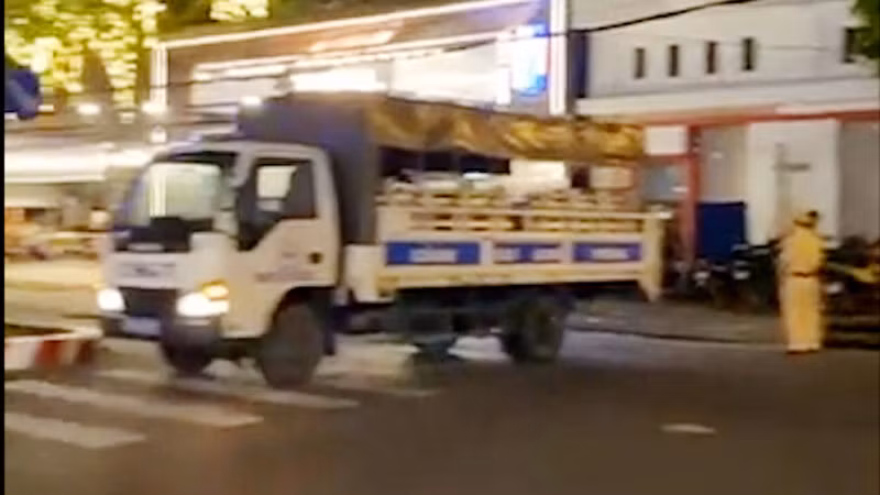 Xe chuyên dụng của Công an chốt chặn để tổ chức kiểm tra, xử lý quán về hành vi kinh doanh quá giờ quy định, gây mất an ninh trật tự trong khu dân cư. (Ảnh cắt từ clip)