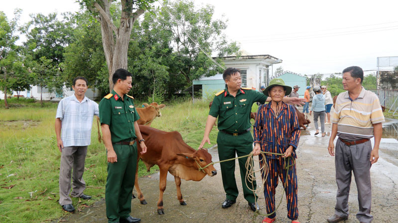Đoàn Kinh tế Quốc phòng 915, Quân Khu 9 trao bò hỗ trợ đồng bào dân tộc thiểu số có hoàn cảnh khó khăn vùng biên giới.