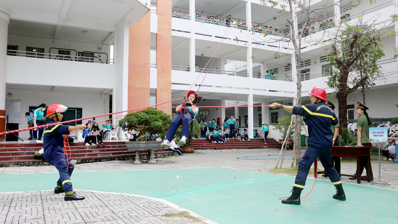 Học sinh trải nghiệm “Chúng em làm lính cứu hỏa”. 
