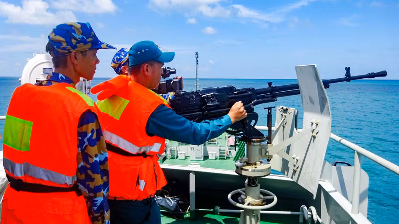 Cán bộ, chiến sĩ Hải đội Dân quân thường trực tỉnh Kiên Giang thực hành huấn luyện các nội dung trên biển.