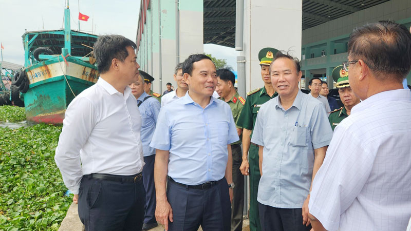 Phó Thủ tướng Trần Lưu Quang thị sát tại Cảng cá Tắc Cậu, huyện Châu Thành, tỉnh Kiên Giang. 