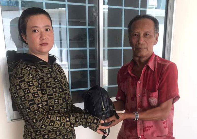 Ông Nguyễn Văn Tồn trao trả lại tài sản cho người đánh rơi. 