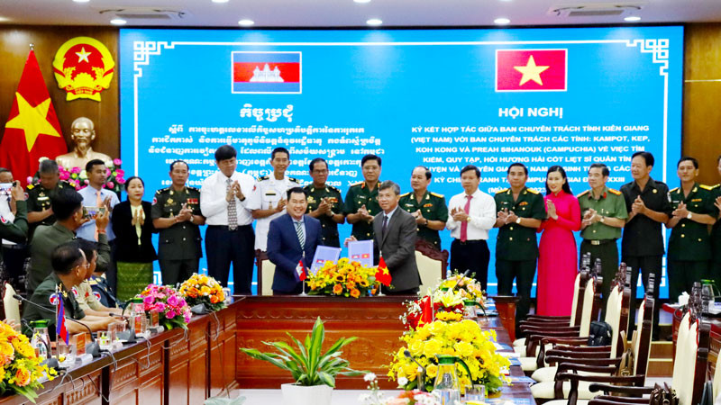 Ban Chuyên trách tỉnh Kiên Giang ký kết hợp tác tìm kiếm, quy tập, hồi hương hài cốt liệt sĩ quân tình nguyện và chuyên gia Việt Nam hy sinh trong các thời kỳ chiến tranh tại Campuchia, giai đoạn XXIII (mùa khô 2023-2024) với Ban Chuyên trách tỉnh Preah Sihanouk, Vương quốc Campuchia.