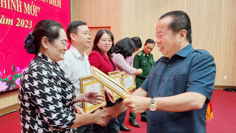 Phó Bí thư Thường trực Tỉnh ủy Kiên Giang Mai Văn Huỳnh tặng bằng khen cho tập thể, cá nhân có thành tích xuất sắc qua 5 triển khai thực hiện Nghị quyết số 35-NQ/TW.